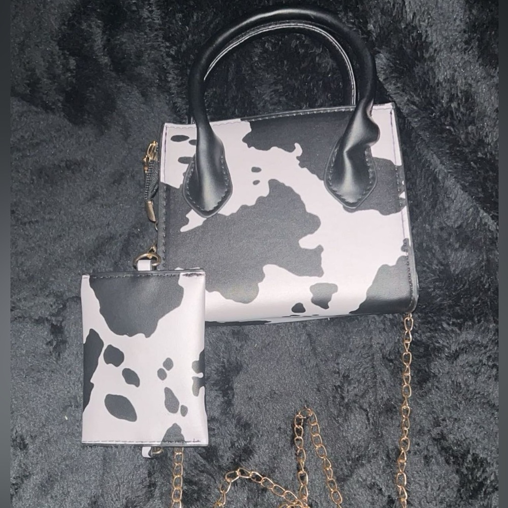 New cow purse with coin pouch 🐄🤍🖤